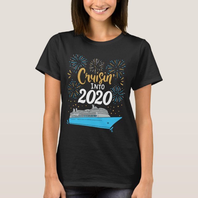 Camiseta Cruzando Em Cruzeiro De Férias De Feliz ano novo E (Frente)