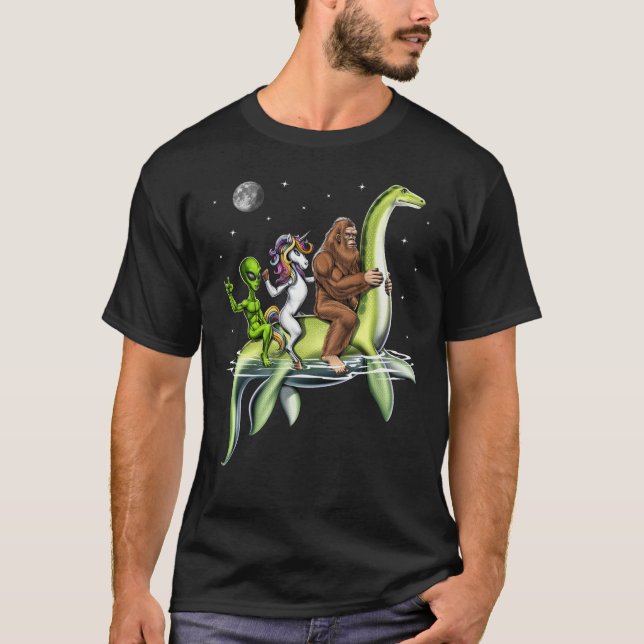 Camiseta Cryptids Andando Loch Ness Monster (Frente)