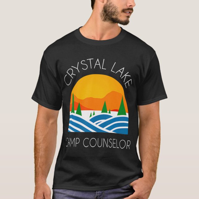Camiseta Crystal Lake Camping e Conselheiro do Campo Divert (Frente)