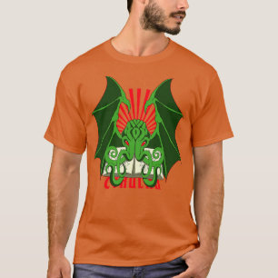 Camiseta Cthulhu segurando uma ilustração do Book Lovecraft