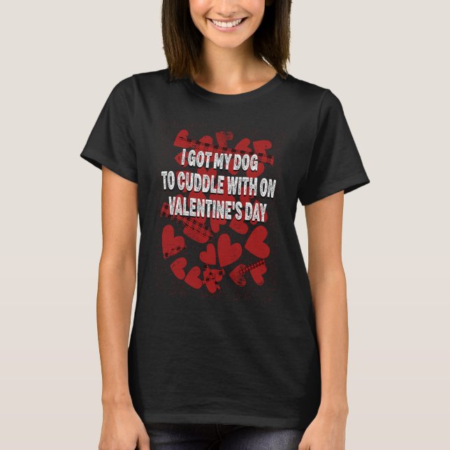 Camiseta Cuddling My Dog on Valentines Day  Matching Couple (Frente)