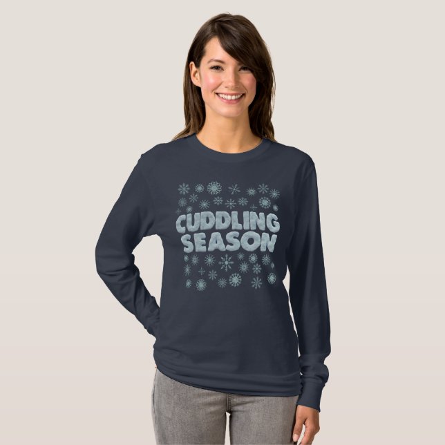 Camiseta Cuddling Season Cuffing Winter Snowflakes Engraçad (Frente Completa)