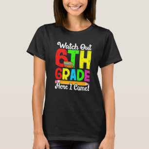 Camiseta Cuidado 6º Ano Aqui Vou Eu Primeiro Dia de Volta à