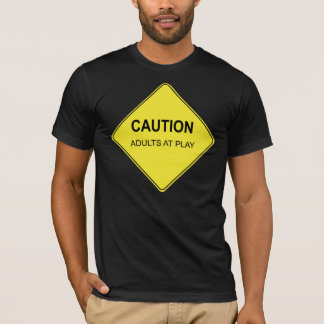 Camiseta Cuidado: Adultos no jogo