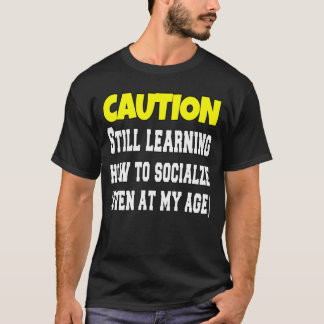 Camiseta Cuidado Ainda Aprendendo A Socializar Engraçado