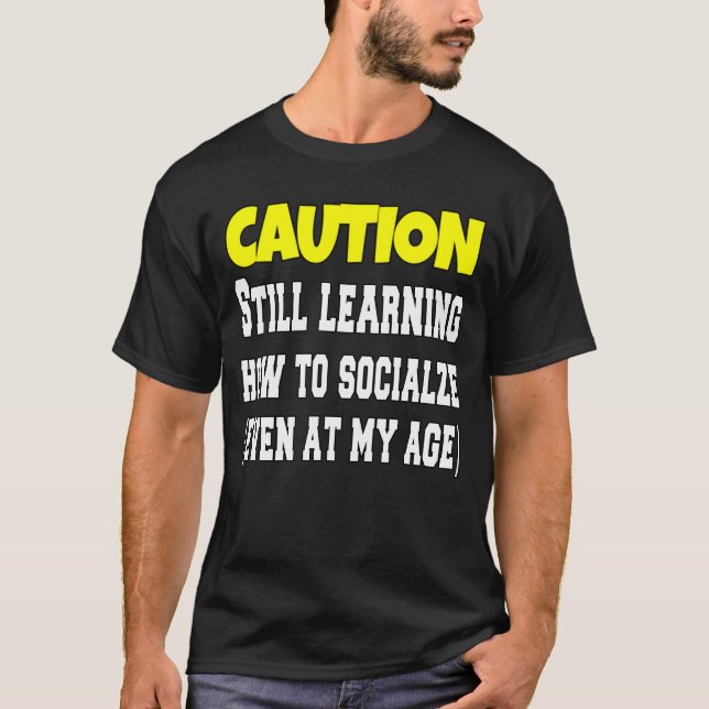 Camiseta Cuidado Ainda Aprendendo A Socializar Engraçado (Frente)