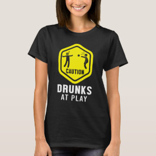 Camiseta Cuidado Bêbados em Jogo de Beer Pong Universidade