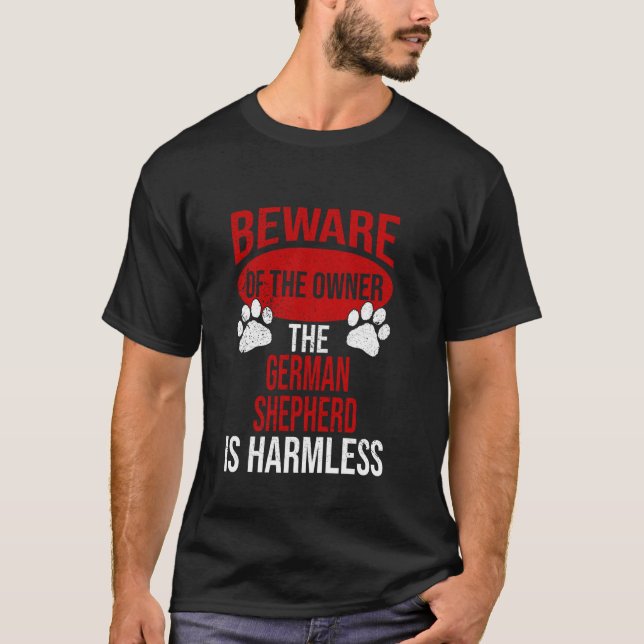Camiseta Cuidado - Cachorro Pai Cachorro Mãe German shepher (Frente)