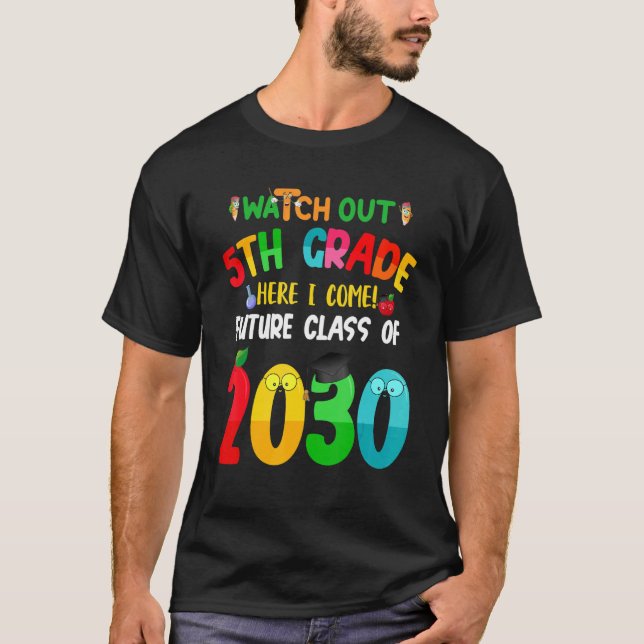 Camiseta Cuidado Com A 5 Grau Aqui Eu Venho Na Classe 2030. (Frente)
