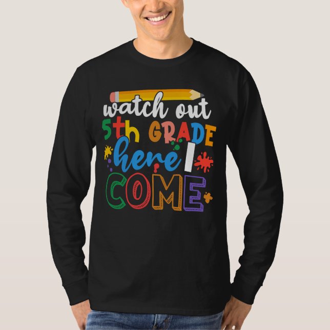 Camiseta Cuidado Com A 5 Grau Aqui Eu Vim No Primeiro Dia D (Frente)