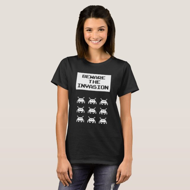 Camiseta Cuidado com a invasão, geek design (Frente Completa)