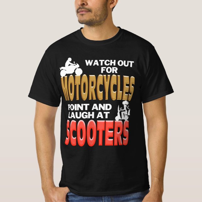 Camiseta Cuidado Com Motociclos... Ria em Patinetes (Frente)