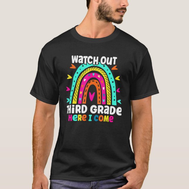 Camiseta Cuidado Com O 3º Ano Aqui Eu Volto Com O Arco-Íris (Frente)