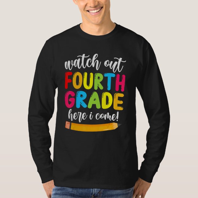 Camiseta Cuidado Com O 4º Ano Aqui Vim Meninas Bonitas (Frente)