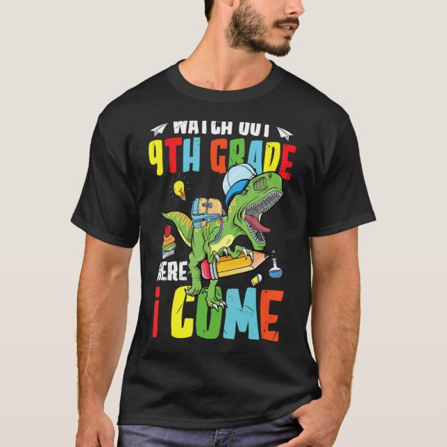 Camiseta Cuidado Com O 9º Ano Aqui Eu Volto Ao Dinossauro (Frente)