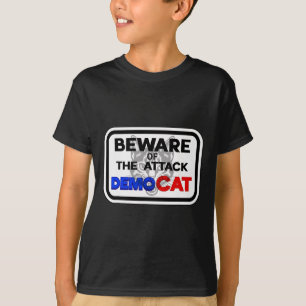 Camiseta Cuidado Com O Ataque Às Mulheres Democratas-Democr