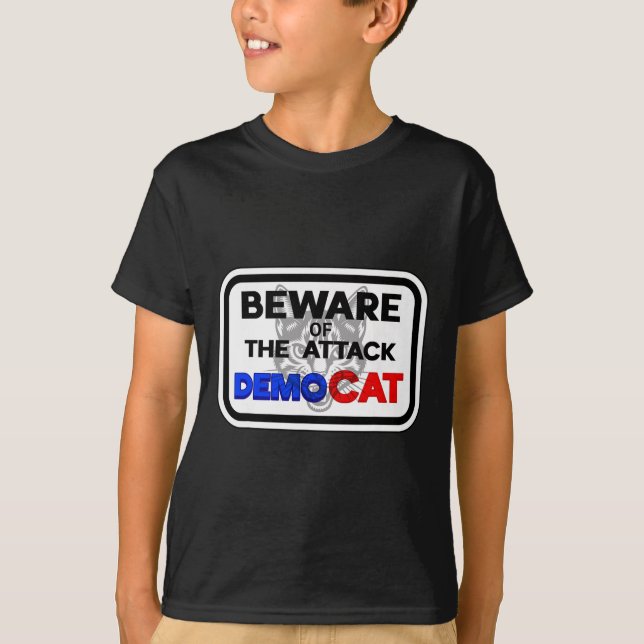 Camiseta Cuidado Com O Ataque Às Mulheres Democratas-Democr (Frente)