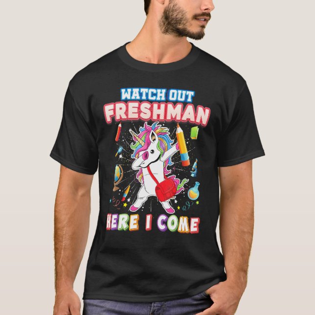 Camiseta Cuidado Com O Caloiro Aqui Eu Vim Dabbing Unicorn  (Frente)