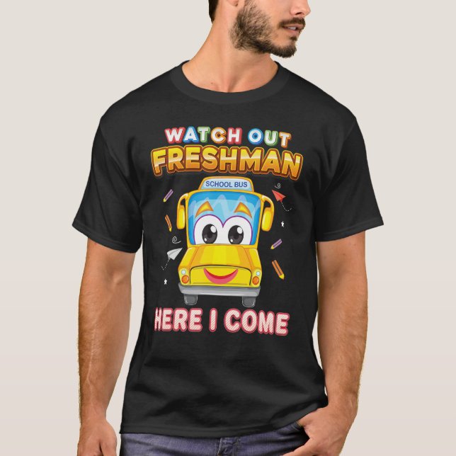 Camiseta Cuidado Com O Caloiro Aqui Eu Vim O Ônibus Da Esco (Frente)