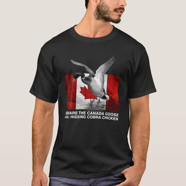 Camiseta Cuidado Com O Frango Cobra Hissing AKA Goos Canade (Frente)