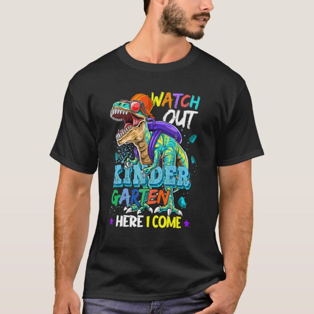 Camiseta Cuidado Com O Jardim De Infância Aqui Eu Volto Com (Frente)
