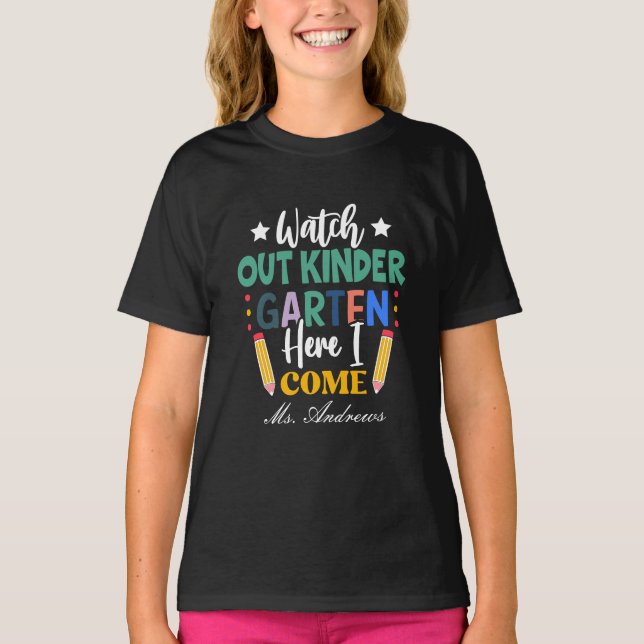 Camiseta Cuidado Com O Jardim De Infância, Aqui Vou Eu! Cri (Frente)