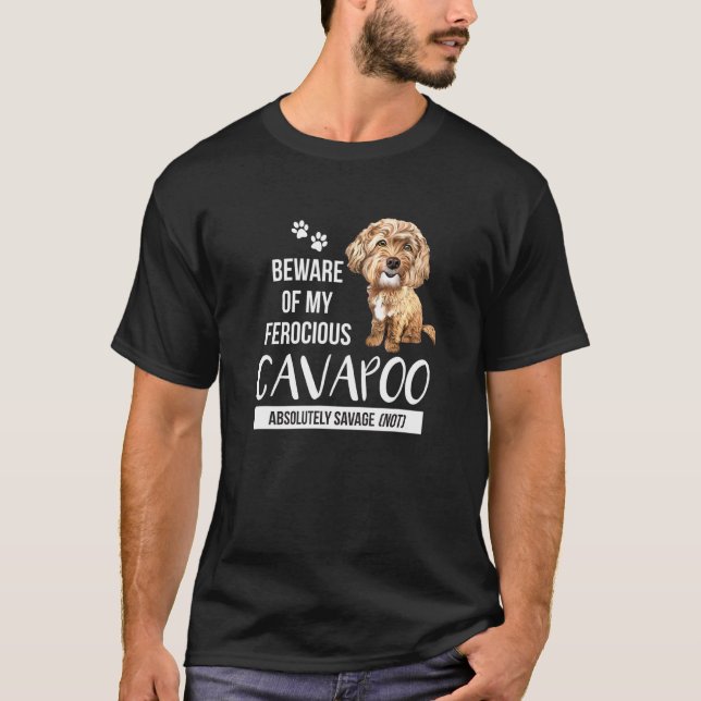 Camiseta Cuidado Com O Meu Feroz Cavapoo Absolutamente Salv (Frente)