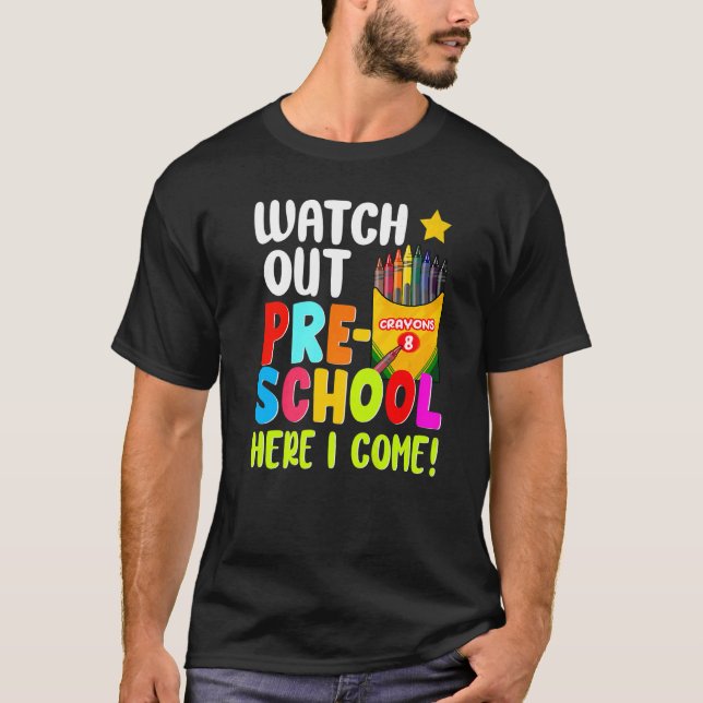 Camiseta Cuidado Com O Pré-Ensino Aqui Eu Vim No Primeiro D (Frente)