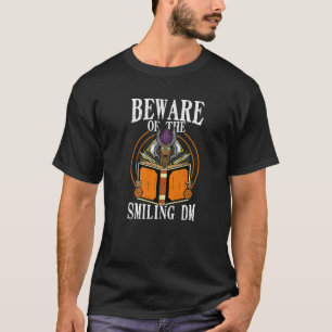 Camiseta Cuidado com o sorridente DM Roleplay RPG TTRPG