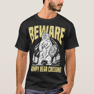 Camiseta Cuidado Com O Urso Engraçado Atravessando Um Velho