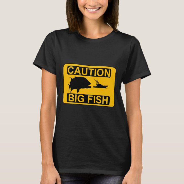 Camiseta Cuidado com peixes grandes (Frente)