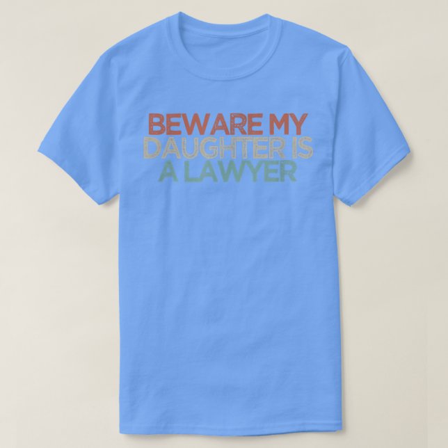 Camiseta Cuidado Com Que Minha Filha É Advogada (Frente do Design)