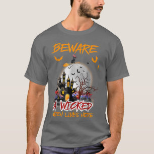 Camiseta Cuidado Com Uma Bruxa Má Vive Aqui O Hal Da Bruxa