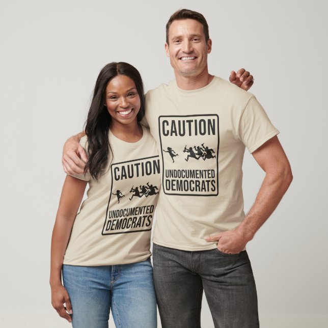 Camiseta CUIDADO Democratas Sem Documentação - Sinal de Est (Unissex)