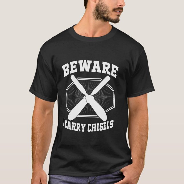 Camiseta Cuidado Eu Levo Cinzéis Torneiro De Madeira (Frente)