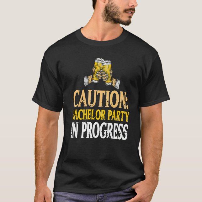 Camiseta Cuidado Festa de Solteiro em Andamento Piada Retro (Frente)