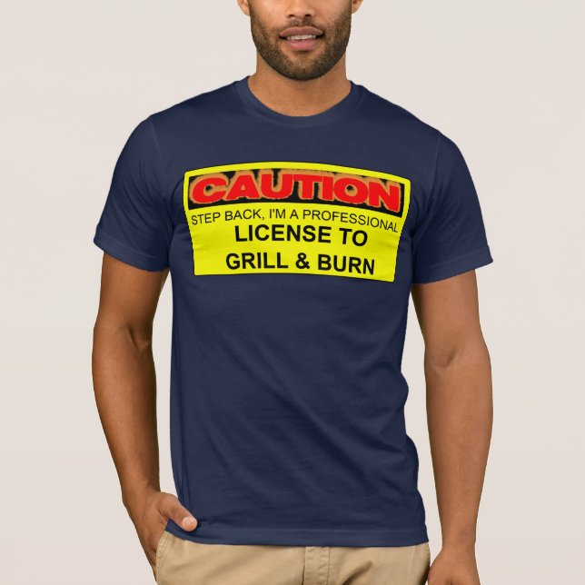 CAMISETA CUIDADO: LICENÇA GRELHAR & QUEIMAR-SE (Frente)