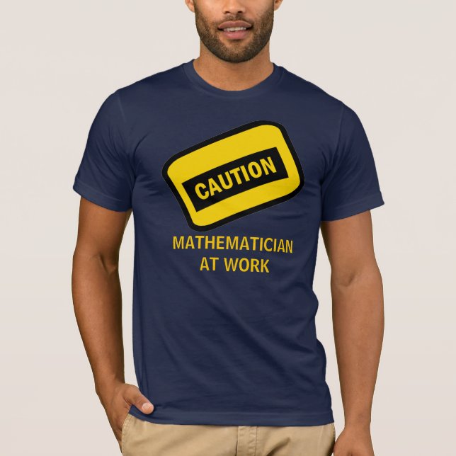 Camiseta CUIDADO: Matemático no trabalho (Frente)