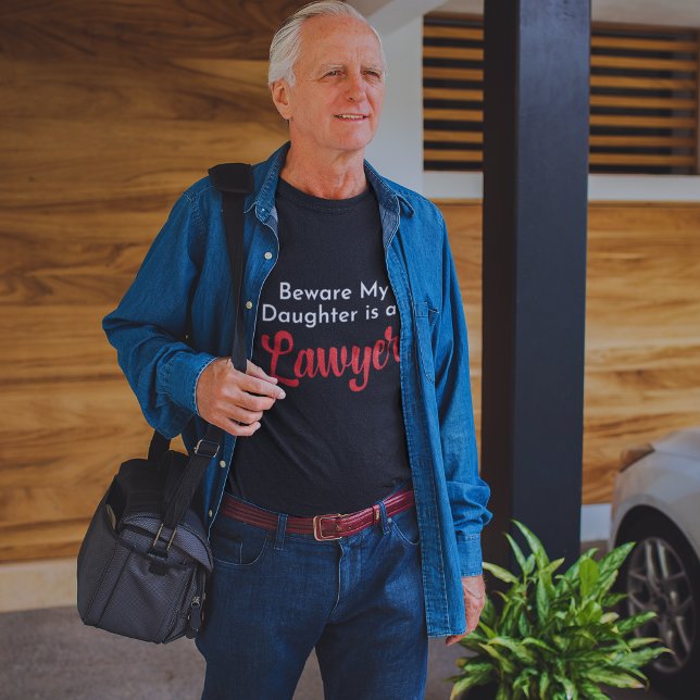 Camiseta Cuidado, minha filha é advogada (Criador carregado)