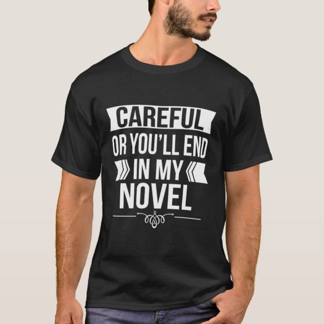 Camiseta Cuidado Ou Você Vai Acabar No Meu Romance De Capa  (Frente)