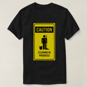 Camiseta Cuidado que limpa t-shirt em andamento do sinal