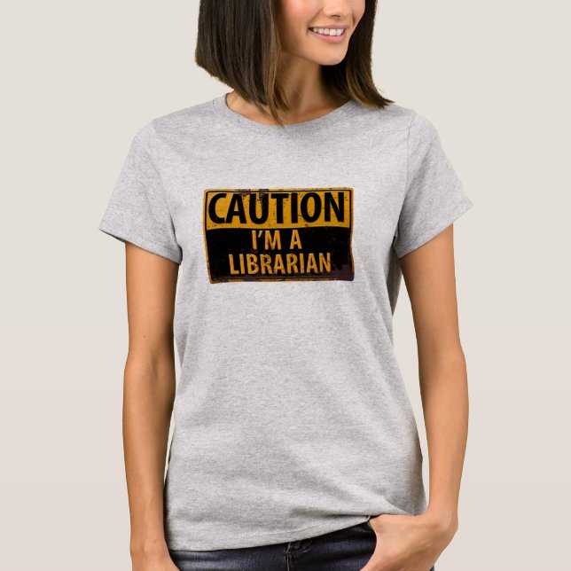 Camiseta CUIDADO Sou Bibliotecário - Sinal de Advertência d (Frente)