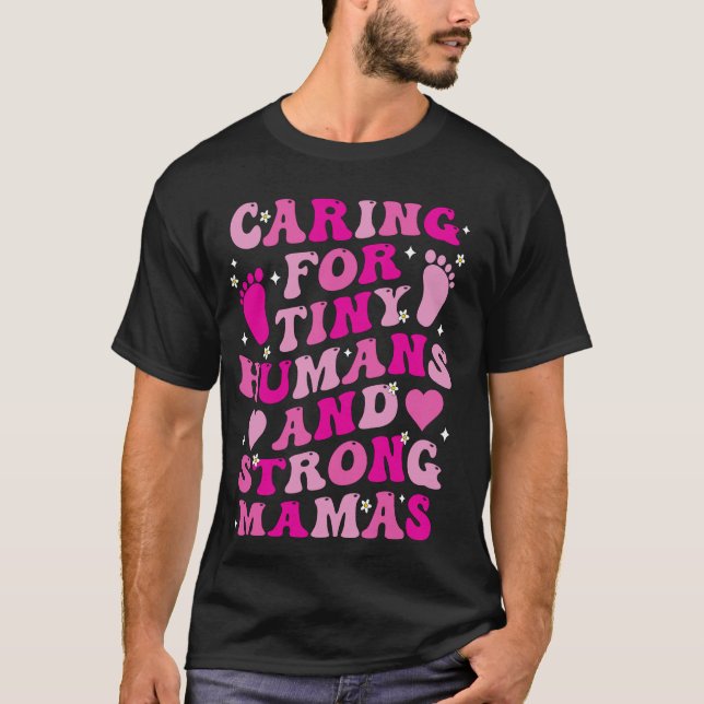 Camiseta Cuidando de Humanos Pequenos e Mães Fortes (Frente)