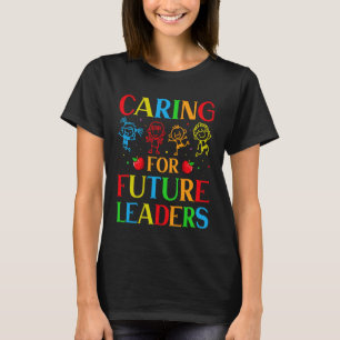 Camiseta Cuidando dos Líderes Futuros Creche Colorida para 