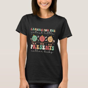 Camiseta Cuidando dos Presentes Mais Fofos Enfermeira Mbu C