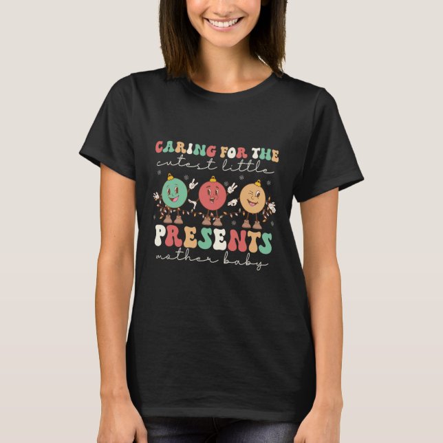 Camiseta Cuidando dos Presentes Mais Fofos Enfermeira Mbu C (Frente)
