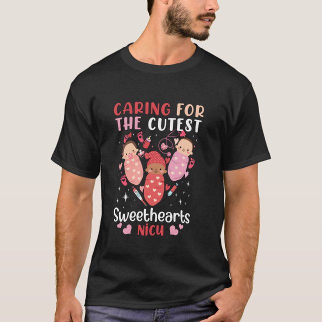 Camiseta Cuidando dos Queridinhos Mais Fofos Enfermeira da  (Frente)