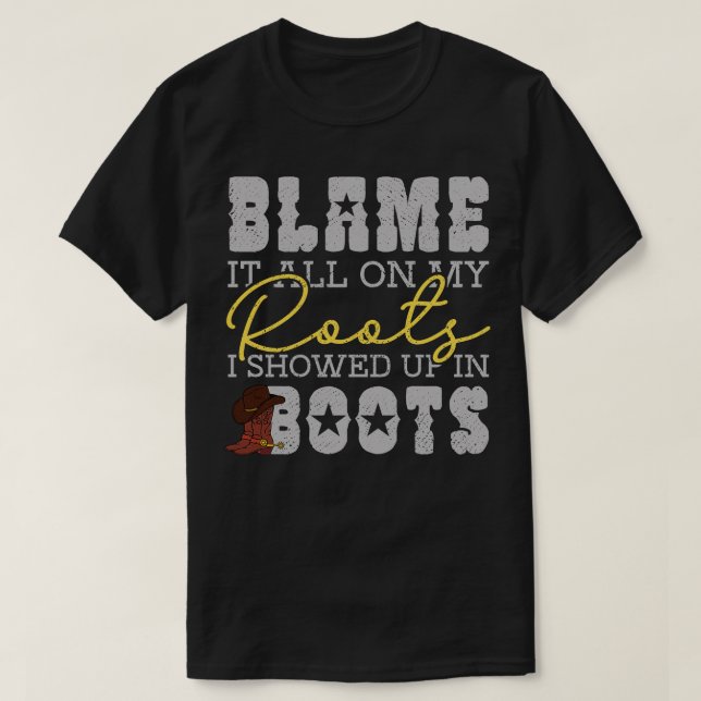 Camiseta Culpa-O Tudo Nas Minhas Raízes Apareceu Em Boots (Frente do Design)