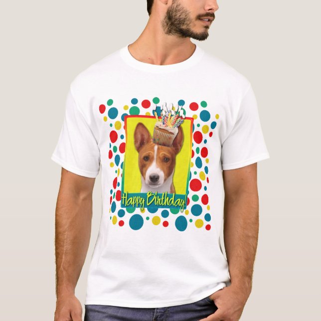 Camiseta Cupcake do aniversário - Basenji (Frente)