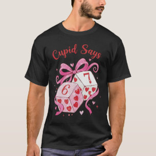 Camiseta Cupid Diz 6 7 Dados de São Valentim Fofos Laço Coq